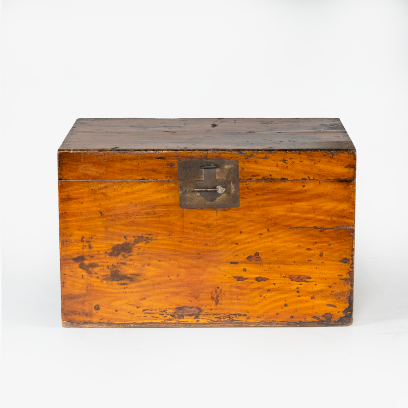 ANTIQUE TRUNK 780 x 520 HONEY