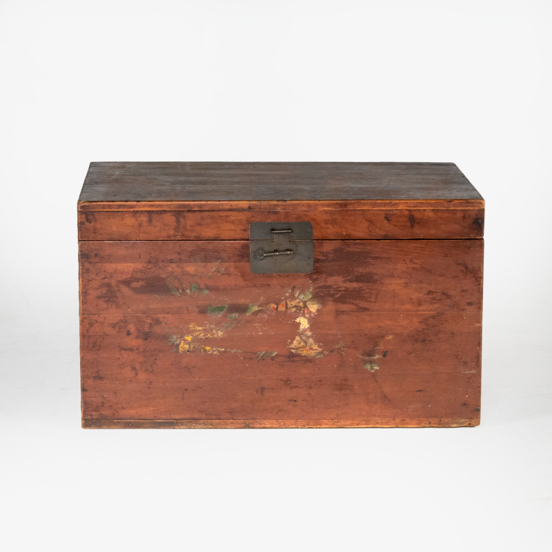 ANTIQUE TRUNK 690 x 360 DARK